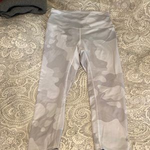 Alo grey camo capri work out pants size 6